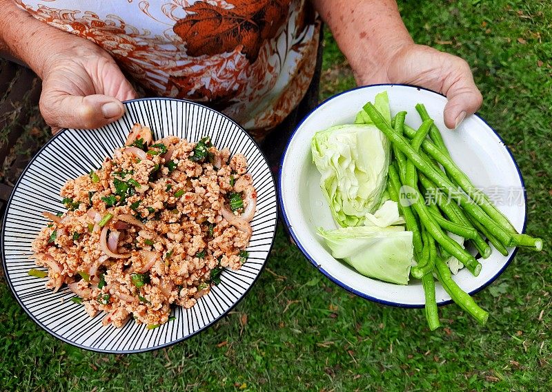 肉末辣味沙拉(Larb Moo) -泰式食物准备。